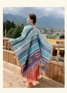 Rückansicht eines farbenfrohen ethnischen Strickponchos mit geometrischen Mustern und Fransen.