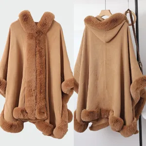 Détail du poncho en tricot kaki chaud avec bordure en fausse fourrure, vue avant et arrière