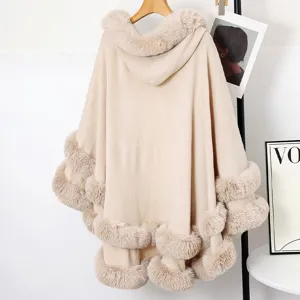 Vue détaillée d'une cape en tricot beige à capuche avec garniture en fausse fourrure