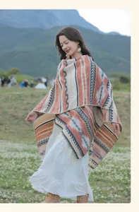 Boho-Strickponcho mit geometrischem Muster und Fransen für Outdoor-Reisen perfekt