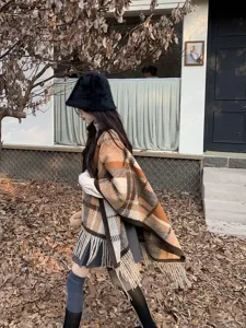 Klassisches Retro Maillard kariertes Strickschal-Cape mit Fransen für den Herbst-Look