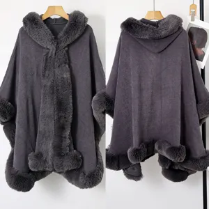 Vue avant et arrière d'un poncho en tricot gris à capuche avec bordure en fourrure
