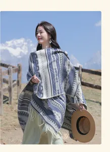 Detail eines ethnischen Strickschals mit Quastenfransen und geometrischen Boho-Mustern