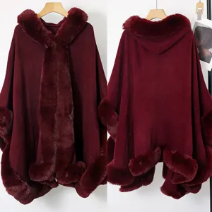 Vue détaillée d'un poncho tricoté bordeaux avec bordure en fausse fourrure.