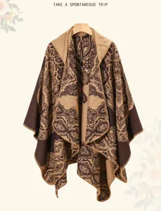 Detailaufnahme eines braunen Ponchos im Ethno-Stil mit Paisley-Muster für Reisen