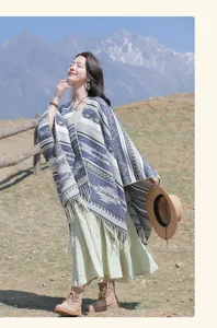 Asiatisches Model im Strickschal im Ethno-Stil mit Quastendetail vor Bergkulisse
