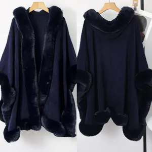 Vue avant et arrière d'un poncho en tricot bleu marine avec bordure en fourrure