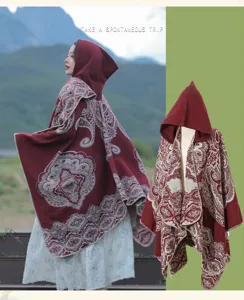 Detailansicht eines böhmischen Kapuzenponchos mit aufwendigem rotem Paisleymuster Stoff