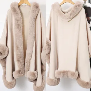 Vue détaillée d'un poncho en maille beige avec bordure en fausse fourrure et capuche
