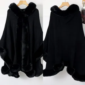 Poncho en tricot à capuche noir avec une bordure en fausse fourrure élégante détails