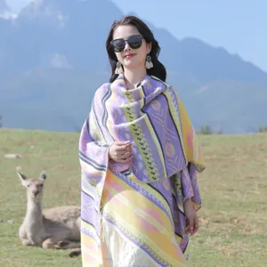 Bohemian Strickschal im Ethno-Stil mit geometrischen Mustern für Outdoor-Reisen