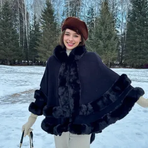 Élégant poncho en tricot bleu marine avec bordure en fausse fourrure noire pour l'hiver