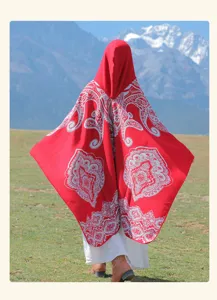 Roter Kapuzen-Poncho im Ethno-Stil mit weißen Mustern für Outdoor-Reisefotografie.