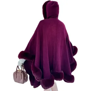 Élégante cape à capuche en tricot rouge vin avec bordure en fausse fourrure vue de dos