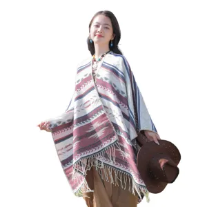 Eleganter böhmischer Strickponcho mit Fransen und geometrischen Mustern für Reisen