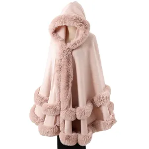 Élégant poncho en tricot rose à capuche pour femme avec garniture en fausse fourrure