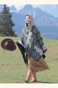 Böhmisches Ethno-Stil Kapuzen-Poncho-Schal von einem Model in Berglandschaft getragen