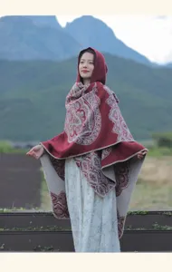 Asiatisches Model in einem roten ethnischen Kapuzenschal mit Mandala-Muster