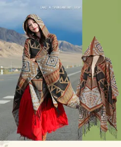 Detailansicht des böhmischen Kapuzen-Strickschals mit geometrischen Mustern und Fransen