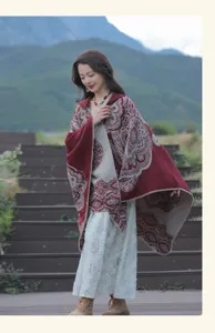 Lifestyle-Aufnahme eines roten Schals mit Ethno-Muster elegant an einem Modell drapiert