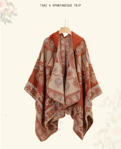 Nahaufnahme eines böhmischen orangefarbenen Kapuzenponchos mit Paisleymuster