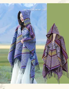 Boho-Strickponcho mit Kapuze, geometrischen Mustern und Fransenverzierung