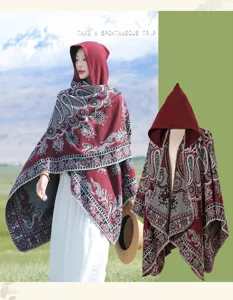 Detail des weinroten Strickschals mit Kapuze und komplexem ethnischen Paisleymuster