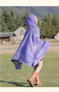 Lila Kapuzen-Poncho-Schal im Ethno-Stil mit Paisley-Muster für Outdoor-Reisen