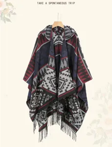 Eleganter böhmischer Strickponcho mit Kapuze, geometrischem Muster und Fransen