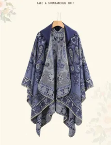 Detailansicht des böhmischen Paisley-Strickponchos mit Kapuze für den Ethno-Reisestil