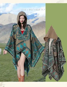 Vista dettagliata del poncho con cappuccio in maglia bohémien con motivo floreale.