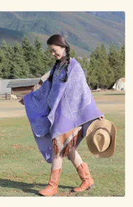 Bohemian-lila Ethno-Print-Schal-Cape mit Fransen, getragen von einem Modell auf einer Wiese