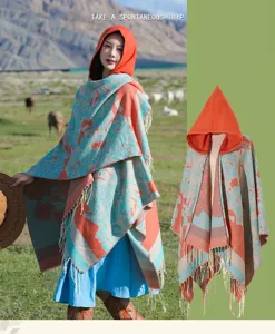 Vue détaillée d'un poncho tricoté à capuche de style ethnique aux motifs bleu et orange