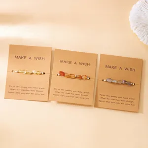 Handgefertigte verstellbare Naturstein-Armbänder auf braunen Kraftpapier-Wunschkarten
