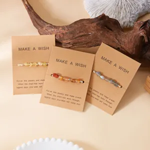 Detailansicht von drei handgefertigten Natursteinarmbändern mit Make a Wish Karten