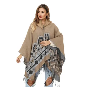 Elegante poncho tejido con capucha y estampado floral con flecos decorativos para mujer