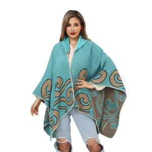 Stilvoller blauer Damen-Strickponcho mit eleganten braunen Wirbelmustern Details