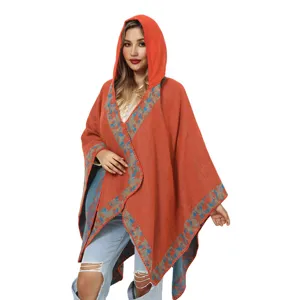 Poncho bohemio con capucha tejido en rojo óxido con bordes vintage detallados