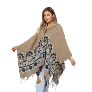Elegante poncho tejido de flores con flecos y diseño de abertura en marrón caqui