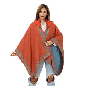 Poncho chal de tejido bohemio con capucha y borde floral para mujer invierno