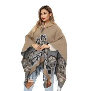 Elegante poncho con capucha de tejido floral con detalles de flecos en blanco