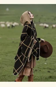 Damen Karo-Poncho mit Kapuze für Reise-Lifestyle auf der Weide
