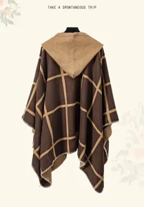 Rückansicht eines klassischen braunen karierten Ponchos mit Kapuze und weißen Zierstichen