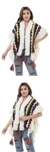 Detailansicht eines gestrickten Schals mit Kunstpelzkragen und bunten Streifen