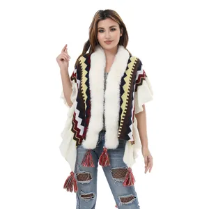 Boho-Strickponcho mit weißem Kunstfellkragen und lebendigen Zickzack-Mustern für Damen