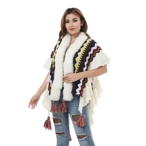 Böhmischer Strick-Poncho mit Kunstfellkragen und Zickzack-Streifenmuster für Damen
