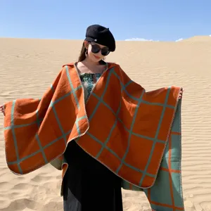 Stilvoller orange-grüner karierter Kapuzen-Poncho-Schal aus Kaschmirimitat für Reisen