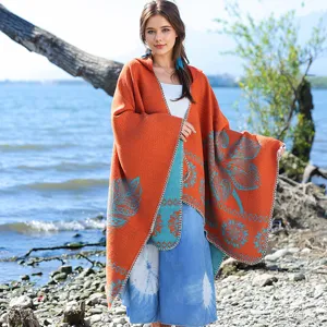 Bohemian Strickponcho mit Kapuze und Blattmuster am See getragen