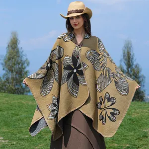 Boho-Strickponcho mit Blumenmuster, präsentiert von einem Modell in der Natur.
