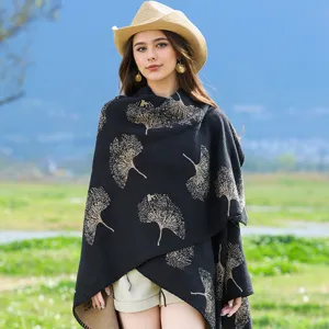 Eleganter schwarzer Strickponcho für Damen mit beigem Ginkgoblatten-Jacquardmuster